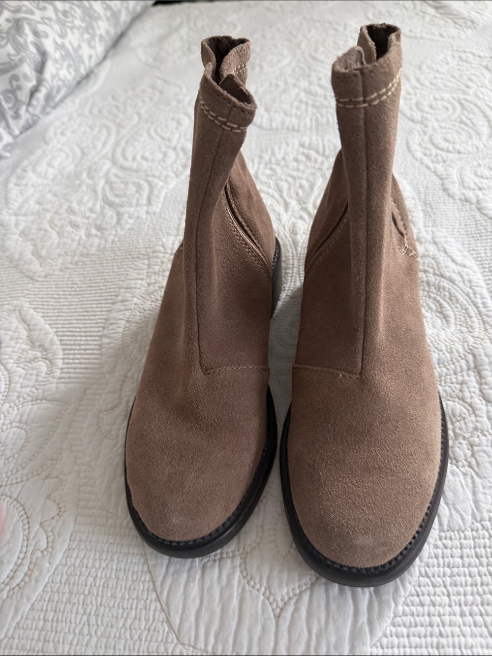 Clarks Maye Pebble Suede Chelsea Ankle Boots Side Zip Stitch Detail Size 7 NWOB - Picture 6 of 11